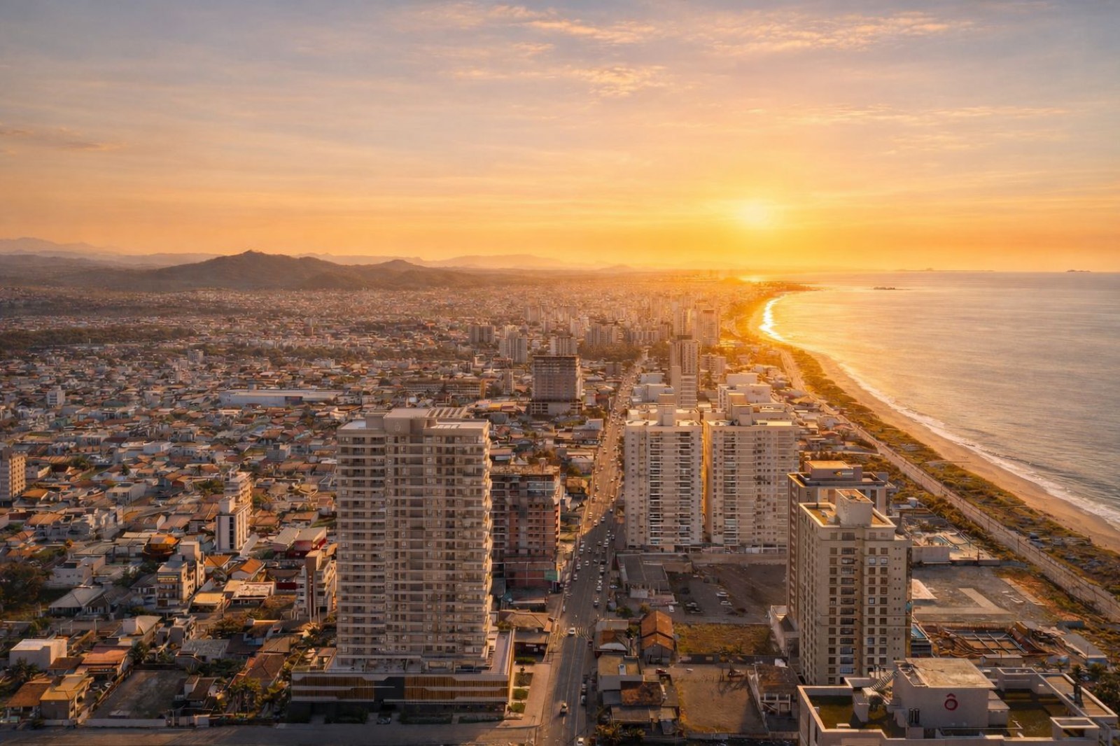 Vista aérea da orla de Balneário Piçarras ao pôr do sol